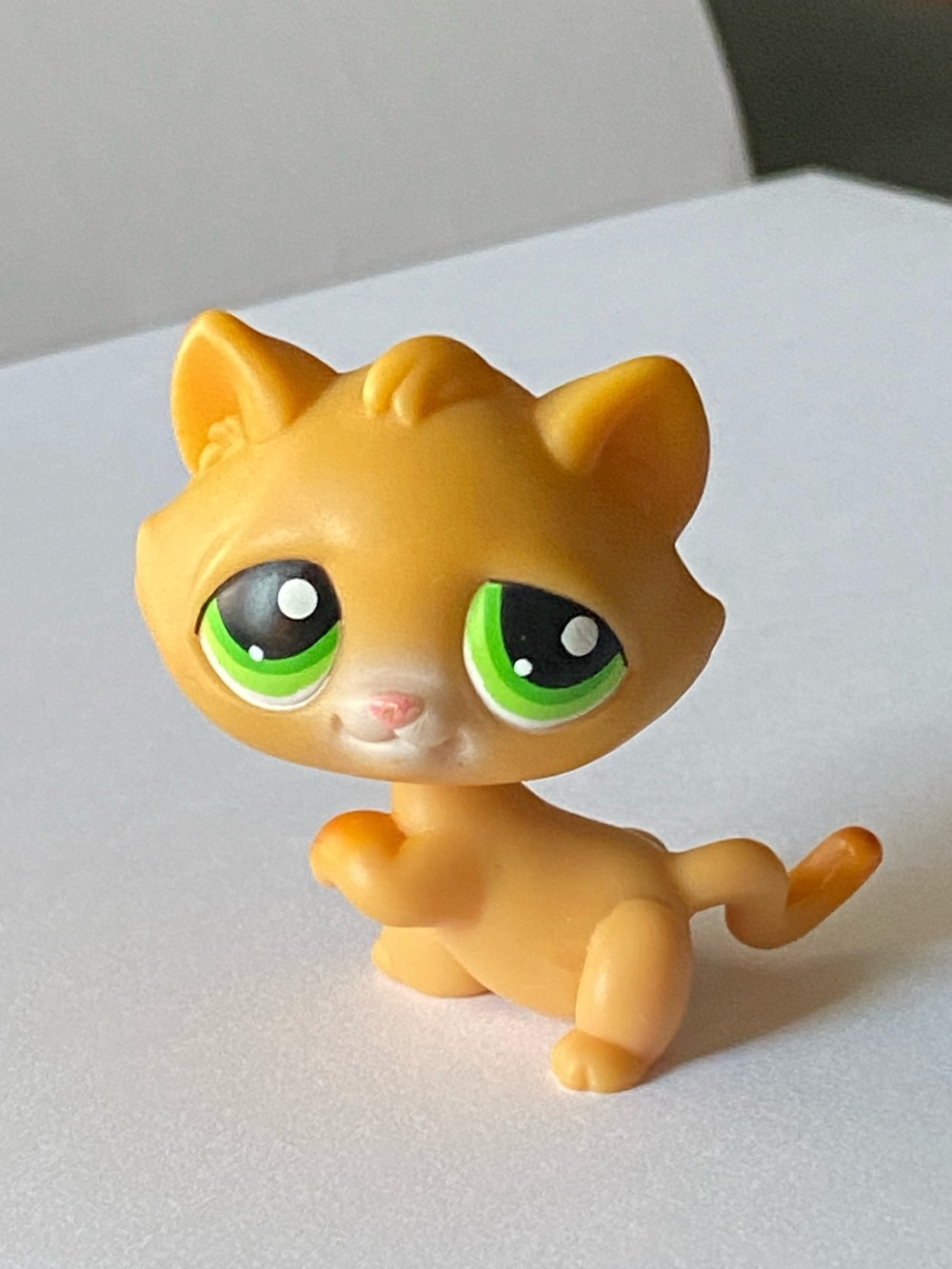 Littlest Pet Shop LPS Orange Cat Kitten Figure Green Eyes and Paw Up Hasbro 2004